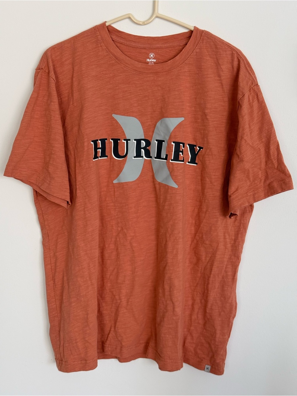 Hurley Men's Short Sleeve Logo Teeโ in Rust Orange